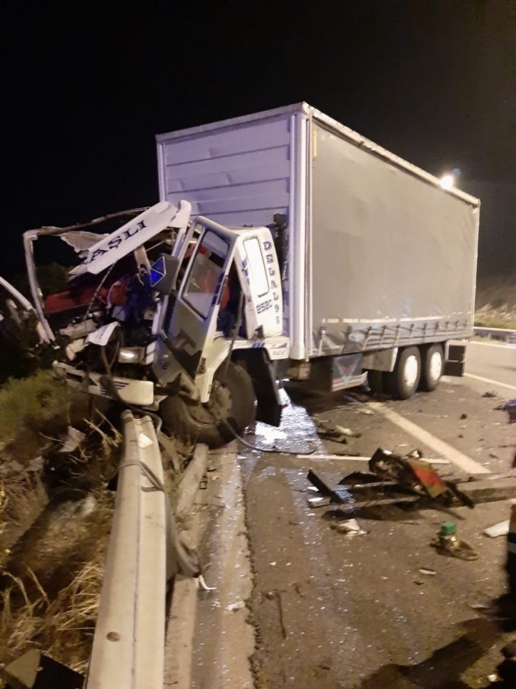 Kamyon, Kamyona Çarptı: 2 Ölü, 3 Yaralı