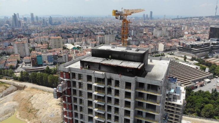 Ümraniye’de Yangın Çıkan 29 Katlı Bina Havadan Görüntülendi