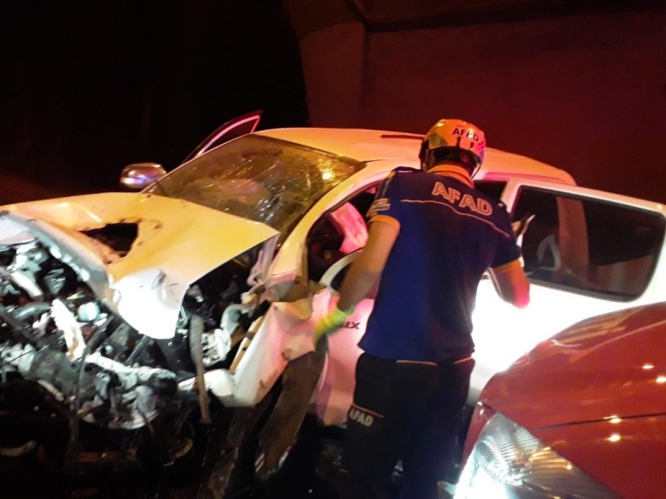 Tünelde İki Araç Kafa Kafaya Çarpıştı: 4 Yaralı