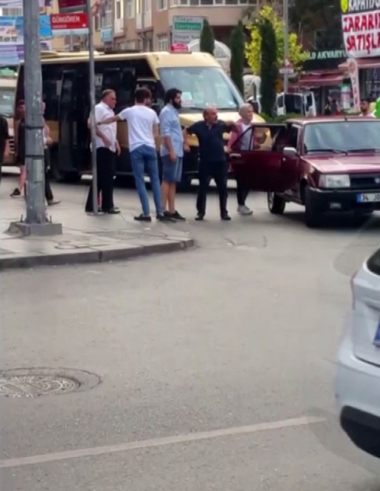 İstanbul’da Güpegündüz Cadde Ortasında Yaşanan Kavga Kamerada