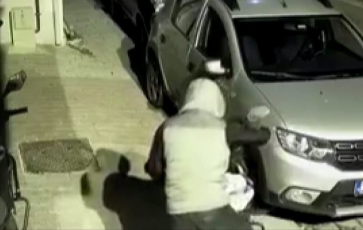 Saniyeler İçerisinde Motosiklet Çalan Hırsızlar Kamerada