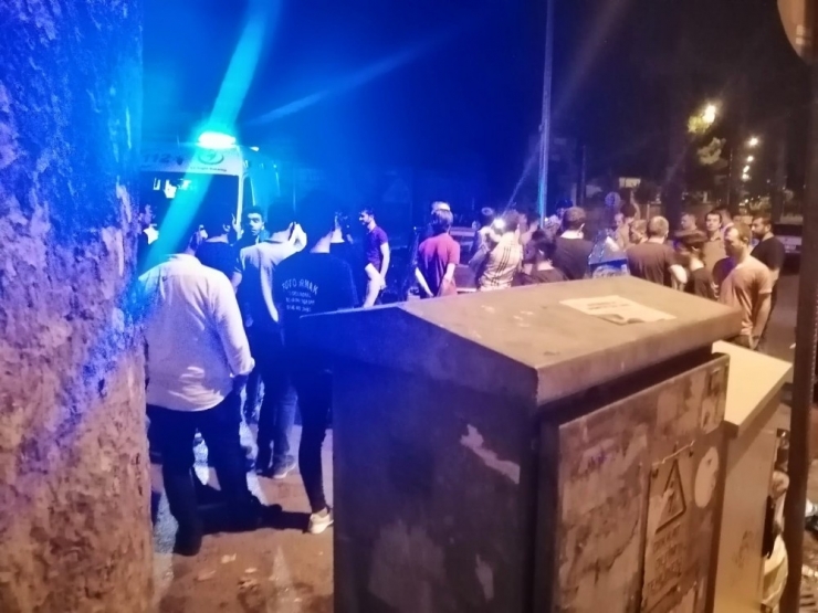 Servisle Otomobilin Çarpıştığı Kazada İki Kişi Yaralandı