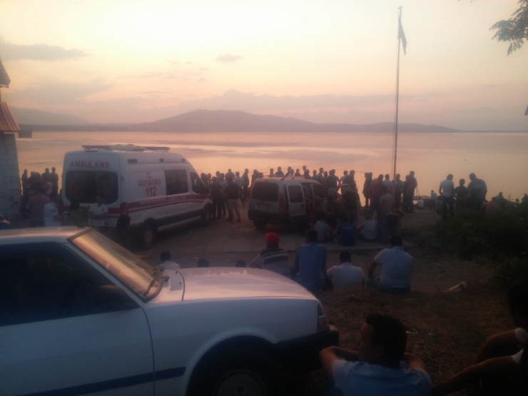 Gölde Kaybolan 2 Kişiyi Arama Çalışmalarına Ara Verildi