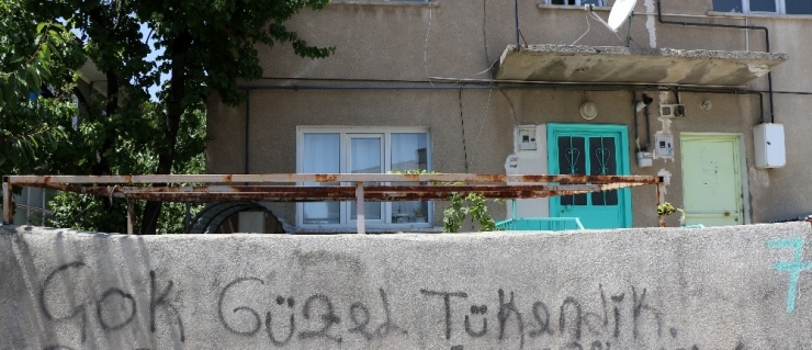 Erzincan’da Bir Kadın Uykudaki Babasını Boğazını Keserek Öldürdü