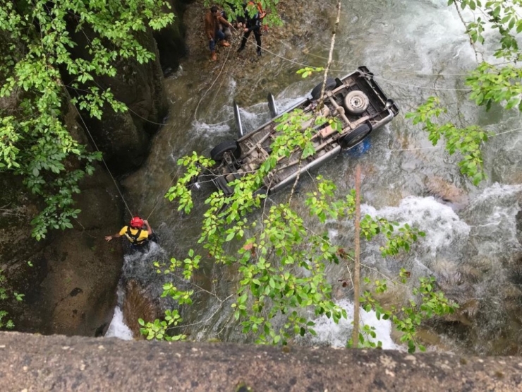 Rize’de Araç Köprüden Dereye Düştü: 2 Yaralı