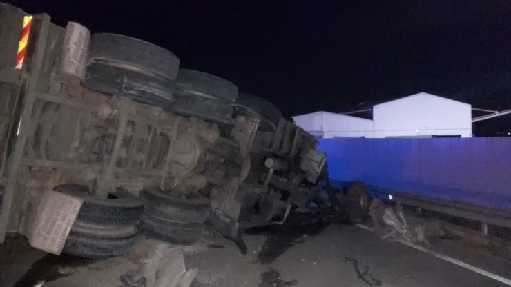 D-650 Karayolunda Tomruk Yüklü Kamyonet Devrildi: 1 Yaralı