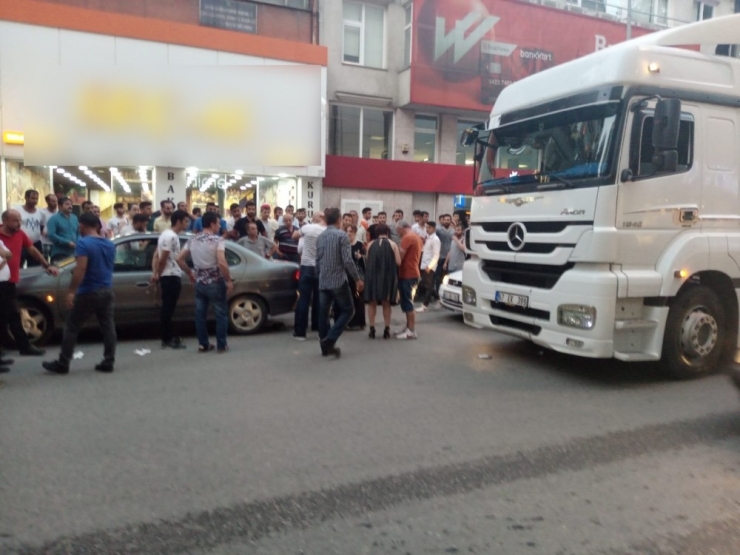 Maddi Hasarlı Kazada Yumruklar Havada Uçuştu