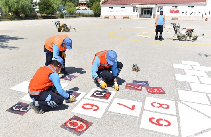 Büyükşehirden Yol-asfalt, Yaya Geçidi Ve Okul Oyun Alanları Çizgileri İçin Yoğun Mesai