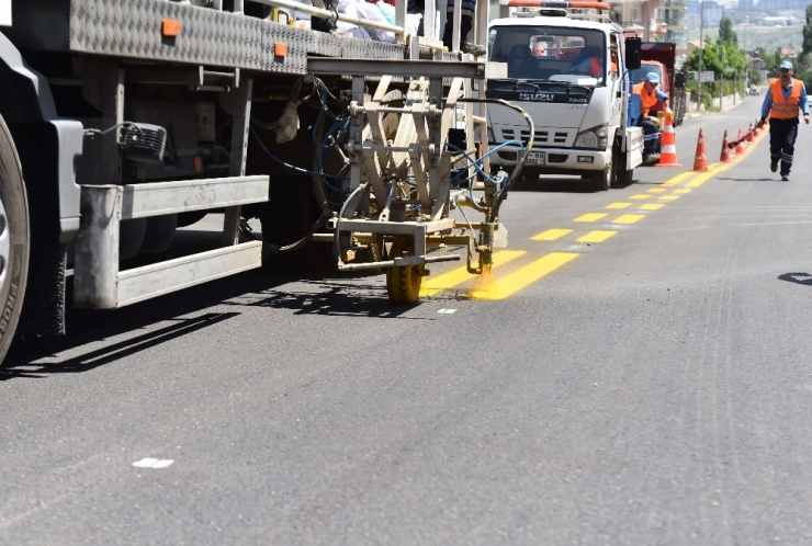 Büyükşehirden Yol-asfalt, Yaya Geçidi Ve Okul Oyun Alanları Çizgileri İçin Yoğun Mesai