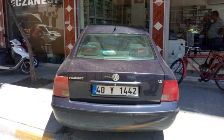 Aydın’da Otomobil Eczaneye Girdi