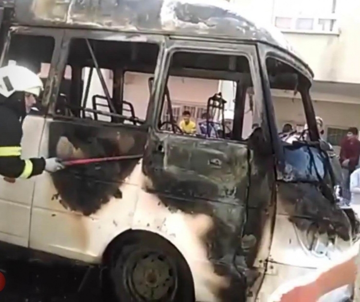 Batman’da Seyir Halindeki Minibüs Alev Topuna Döndü