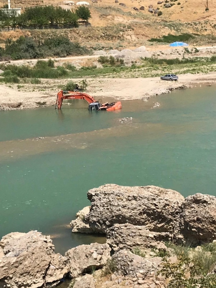 İş Makinesi Dere Yatağında Suya Gömüldü