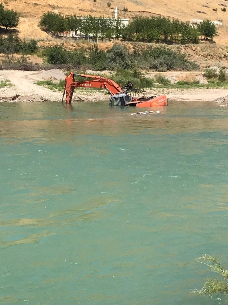 İş Makinesi Dere Yatağında Suya Gömüldü