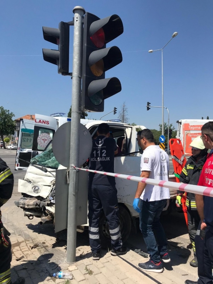 Trafik Işığı Direkleri Faciayı Önledi: 2 Yaralı