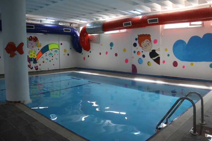 Bağlar Belediyesi’nden Annelere Yüzme Dersi