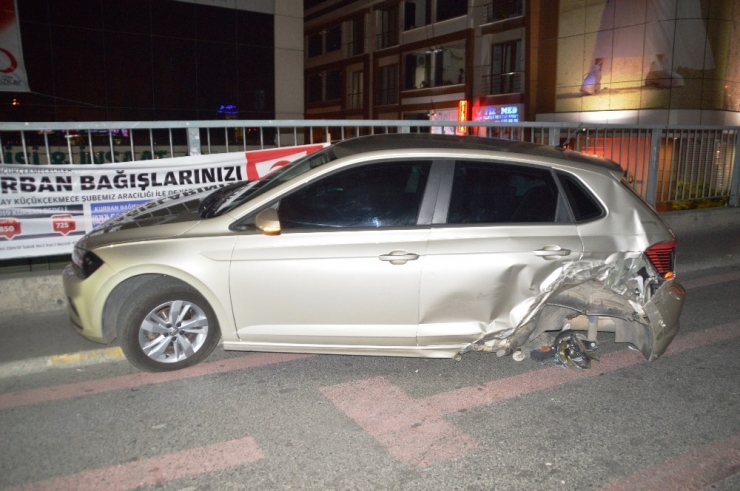 İki Otomobil, İett Durağına Daldı: 8 Kişi Yaralandı