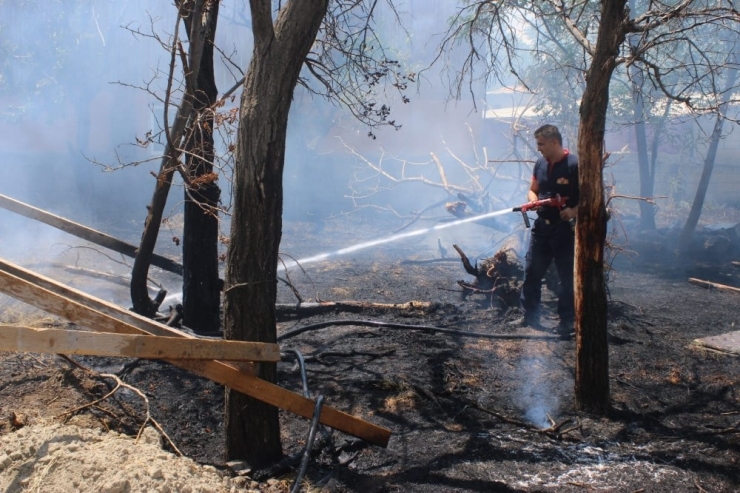 Arazi İçinde Bulunan Ahşap İnşaat Malzemeleri Yandı