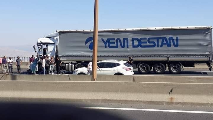 Nurdağı’nda İki Tır Çarpıştı: 1 Yaralı