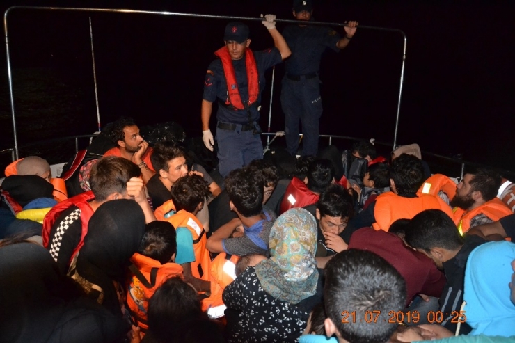 Ayvalık’ta 12’si Çocuk, 10’u Kadın Olmak Üzere 46 Afgan Göçmen Yakalandı
