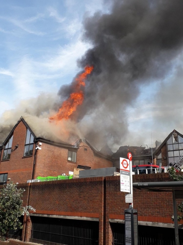 Londra’da Avm’de Yangın: 150 İtfaiye Eri Müdahale Ediyor