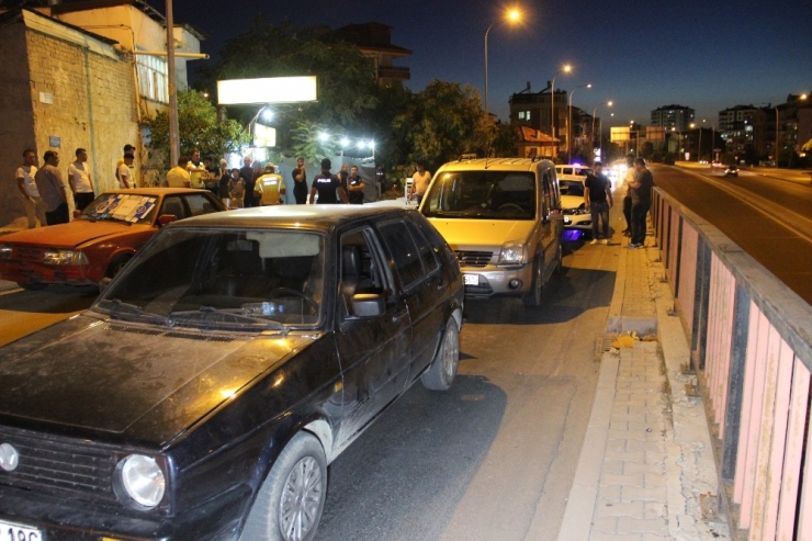 Köprülü Kavşakta Zincirleme Kaza: 2 Yaralı