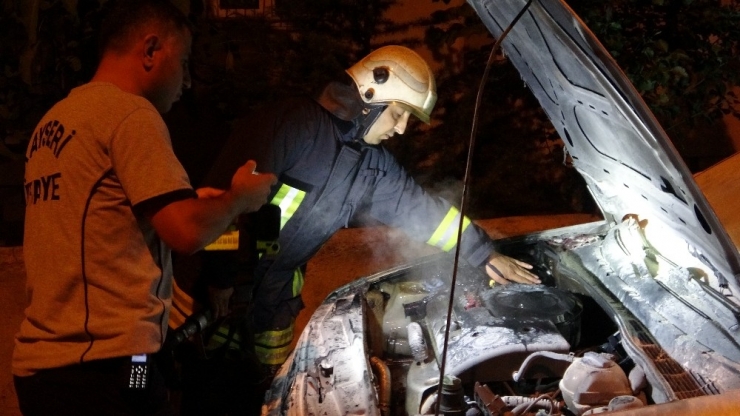 Yanan Araç Mahalleliyi Sokağa Döktü