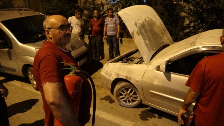 Yanan Araç Mahalleliyi Sokağa Döktü