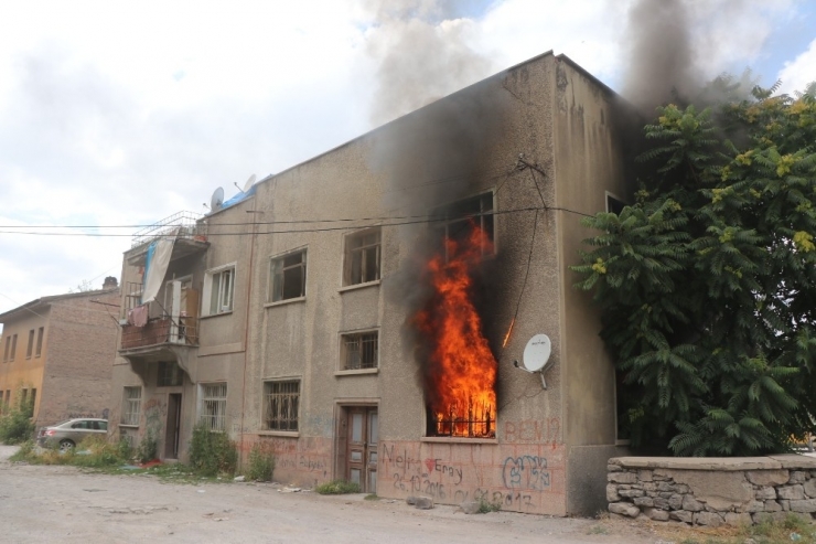 Metruk Binada Çıkan Yangını İtfaiye Söndürdü