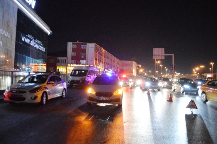 İki Otomobil, İett Durağına Daldı: 8 Kişi Yaralandı