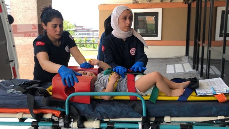 Balkondan Düşen 2 Yaşındaki Çocuk Yaralandı