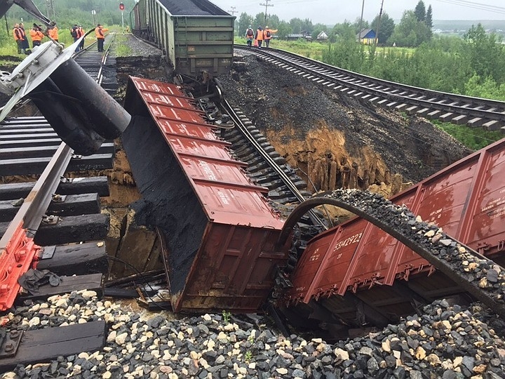Rusya’da Menfez Çöktü, Yük Treni Raydan Çıktı
