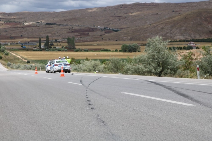 Sivas’ta Seyir Halinde Lastik Patladı: 6 Yaralı