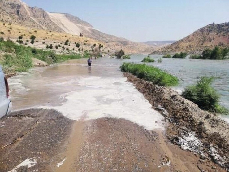 Aracını Sular Altında Kalmaktan Son Anda Kurtardı
