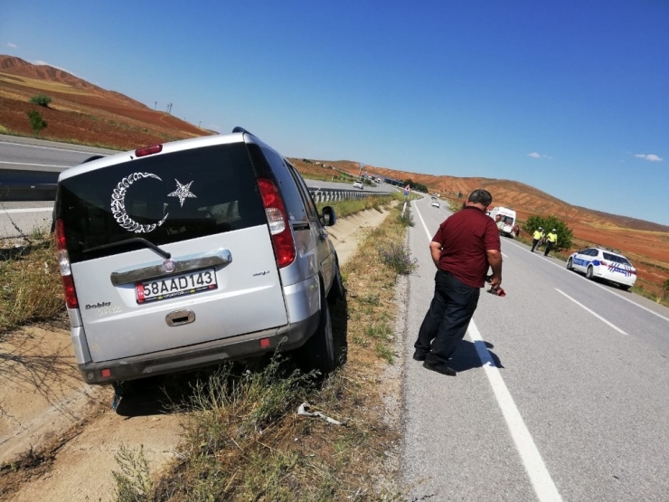 Ticari Araç Orta Refüje Devrildi