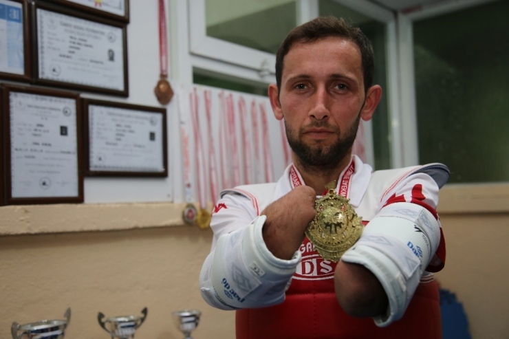 Kollarını Kaybettikten Sonra Hayata Spor İle Tutundu