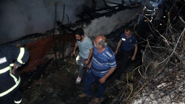 Düğünden Döndüklerinde Evlerini Yanmış Halde Buldular