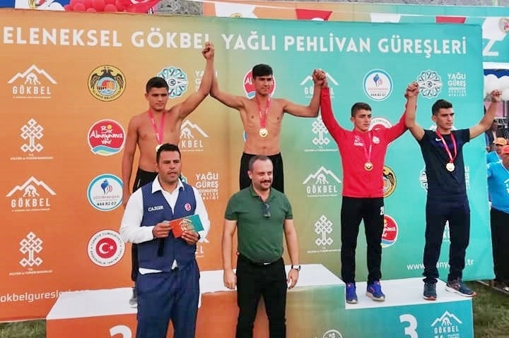 17 Yaşında 100 Madalyası Var