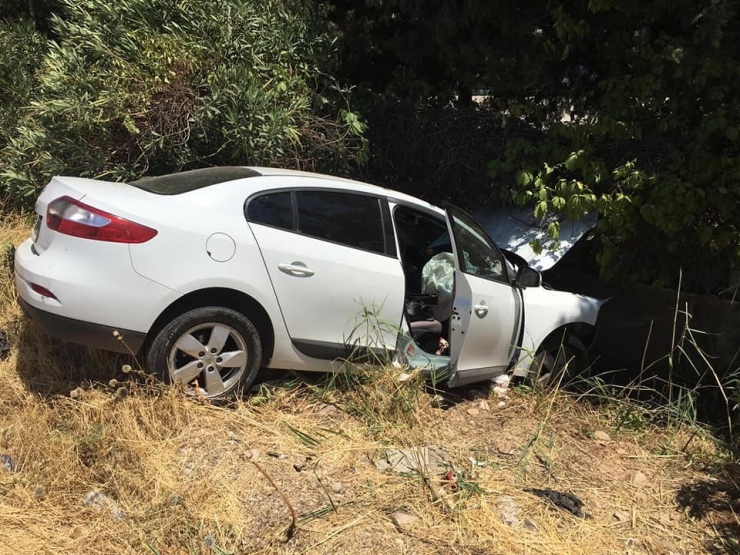 Adıyaman’da Otomobil Duvara Çaptı: 3 Yaralı