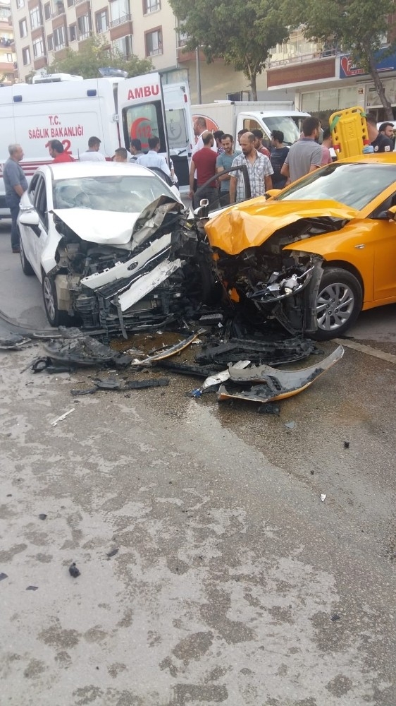 Başkentte Ticari Araçla Otomobil Çarpıştı: 6 Yaralı