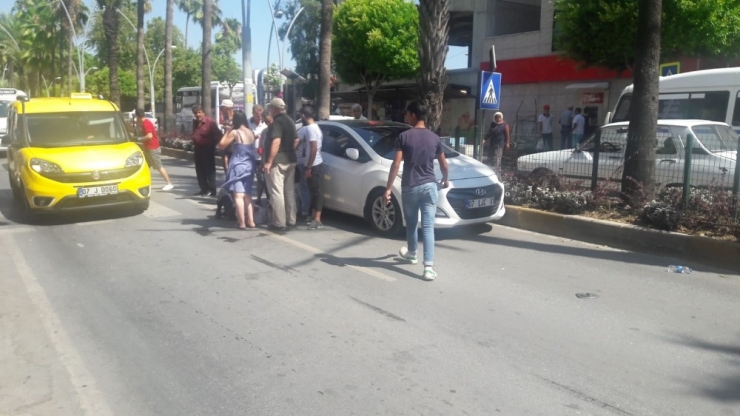 Otomobil Yayalara Çarptı: 2 Yaralı