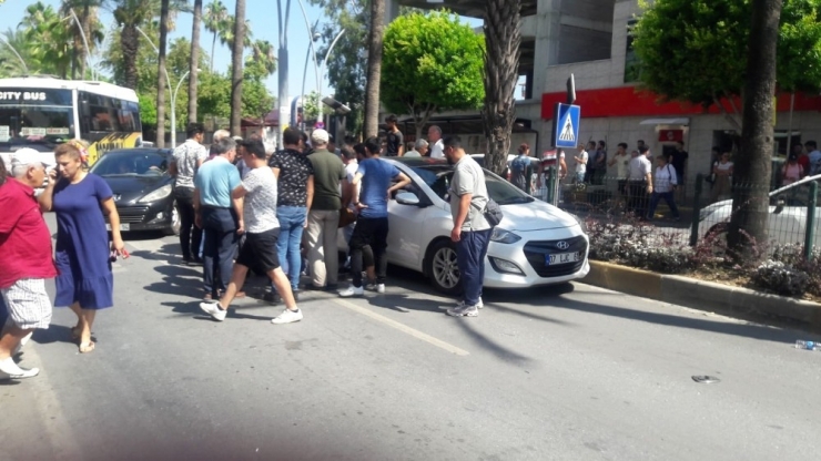 Otomobil Yayalara Çarptı: 2 Yaralı