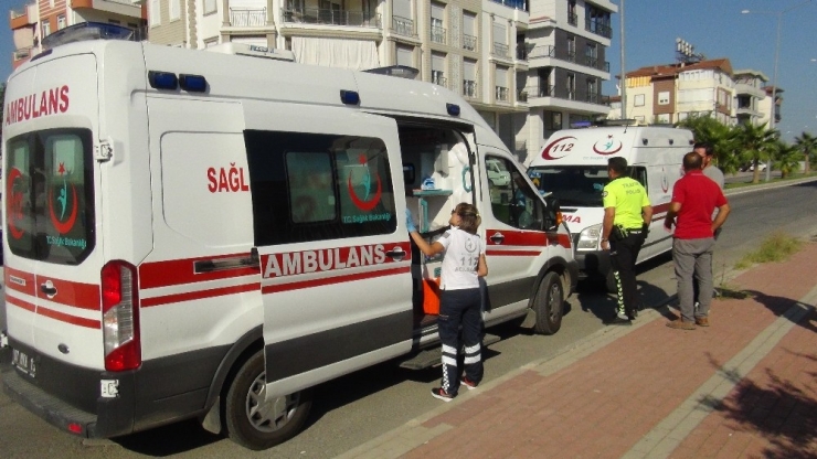 Antalya’da İki Otomobil Çarpıştı: 2 Yaralı