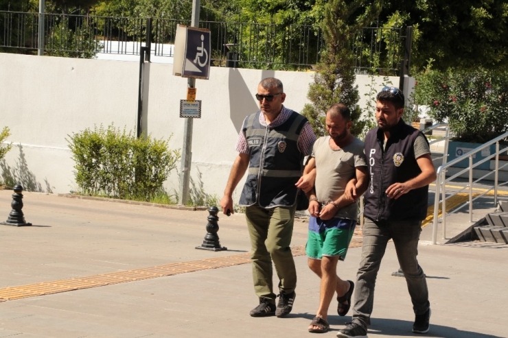 Manavgat’ta Polis Aranan 2 Kişiyi Otomobilde Yakaladı