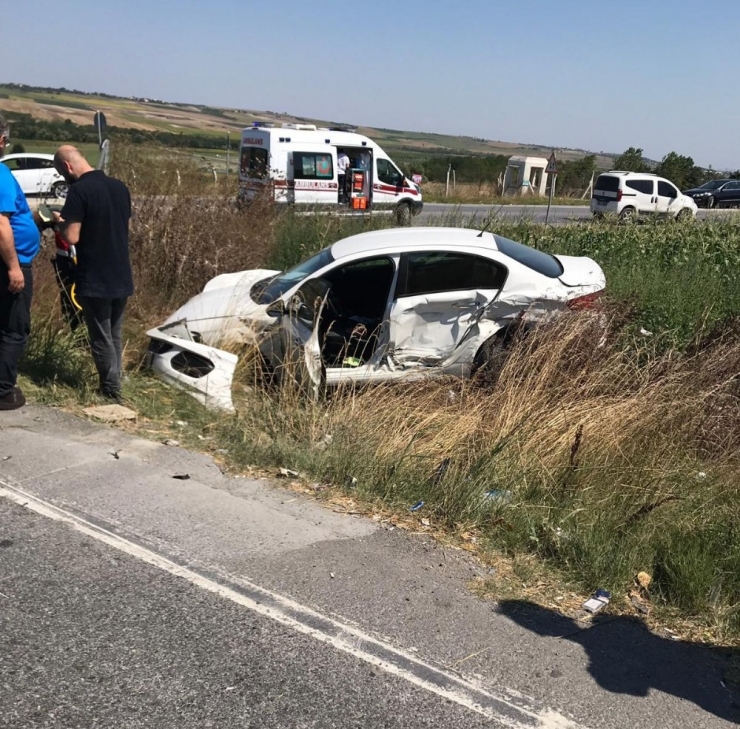 Arnavutköy’de İki Araç Kafa Kafaya Çarpıştı: 4 Yaralı