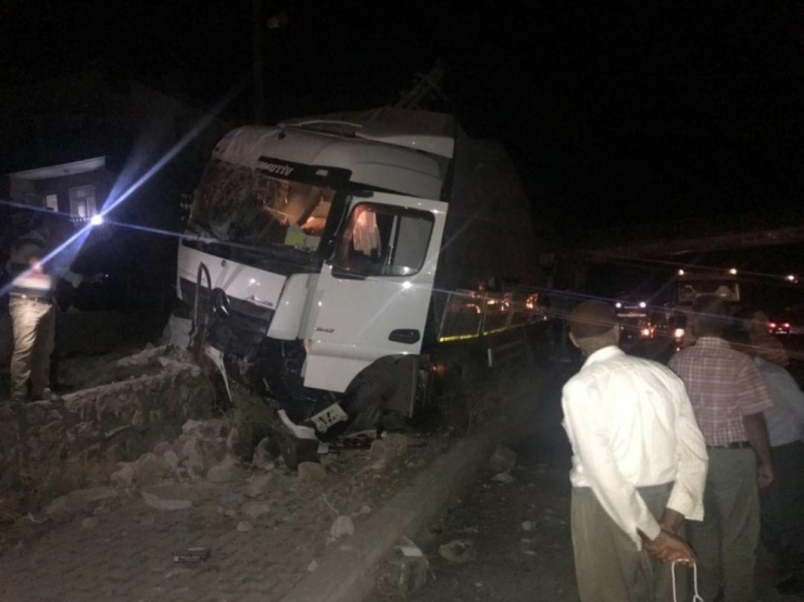 Bingöl’de Tır Elektrik Direğine Çarptı: 1 Yaralı