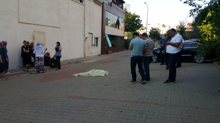 12.kattan Kendini Boşluğa Bıraktı