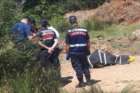 Çanakkale’de Dere Kenarında Tabancayla Vurulmuş Erkek Cesedi Bulundu
