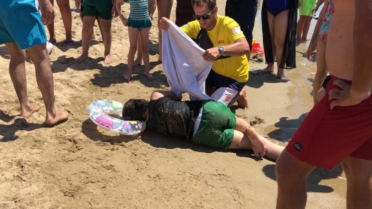 Denizde Rahatsızlanan Kadını Boğulmaktan Kurtardılar