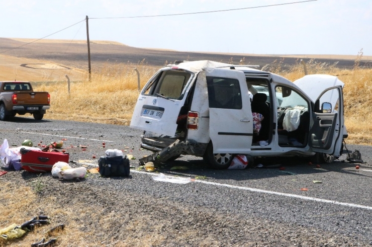 Hafif Ticari Araç Takla Atarak Karşı Şeride Geçti: 1’i Ağır 4 Yaralı