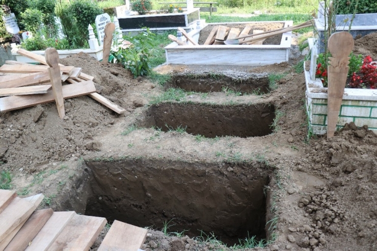 Selde Hayatını Kaybeden Anne Ve 2 Kızı Son Yolculuklarına Uğurlandı